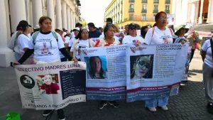 bloquean_centro_colectivos_desaparecidos_xalapa.jpg_1103262719