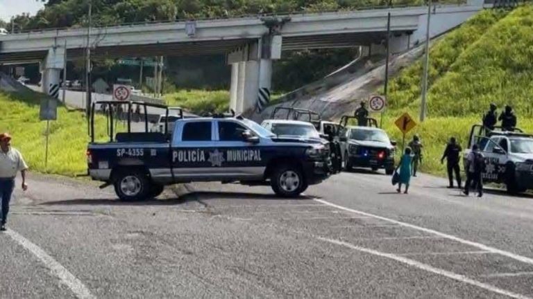 movilizacion-policiaca-cuerpos-restos-humanos-abandonados-carretera-Poza-Rica-Cazones