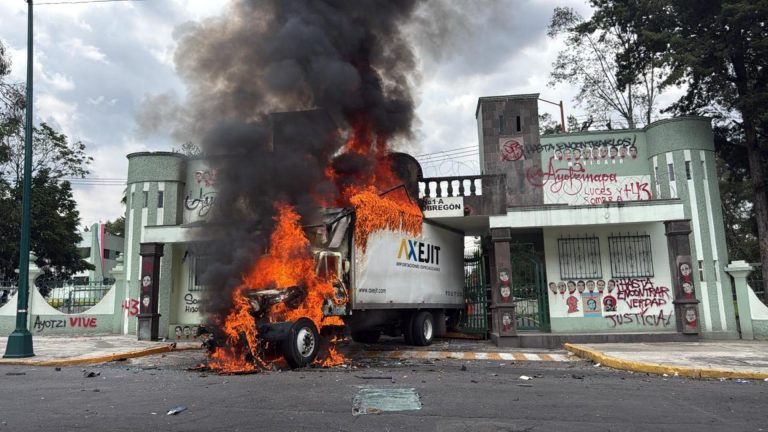 ayotzinapa-camion-incendio-campo-militar-1-cdmx