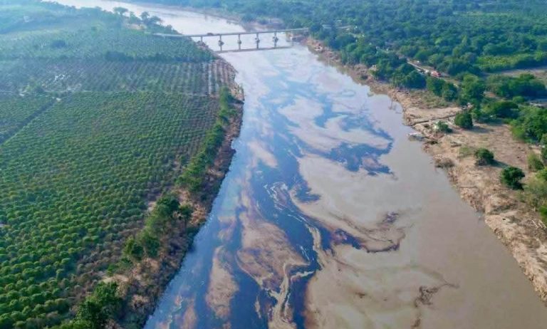 8-kilometros-de-rio-se-contaminan-por-un-derrame-de-petroleo-en-Veracruz