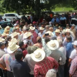 decenas_de_ganaderos_se_manifiestan_en_punto_de_inspeccixn_sanitariax_exponen_quejas_y_exigen_medidas_contra_gusano_barrenador.jpeg_759018129