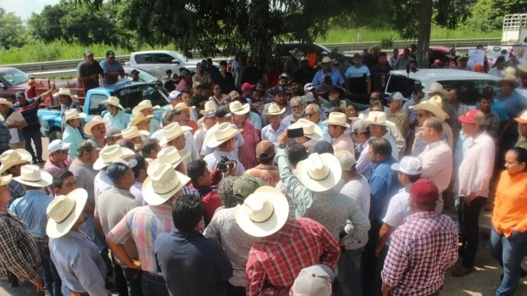 decenas_de_ganaderos_se_manifiestan_en_punto_de_inspeccixn_sanitariax_exponen_quejas_y_exigen_medidas_contra_gusano_barrenador.jpeg_759018129