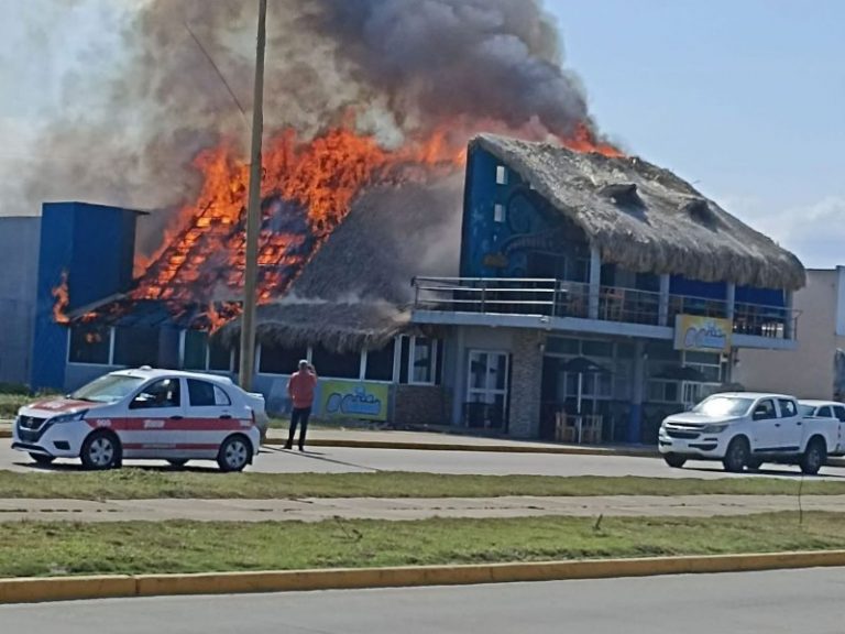 ataque-con-bombas-molotov-provoco-incendio-en-restaurante-de-coatzacoalcos-704224