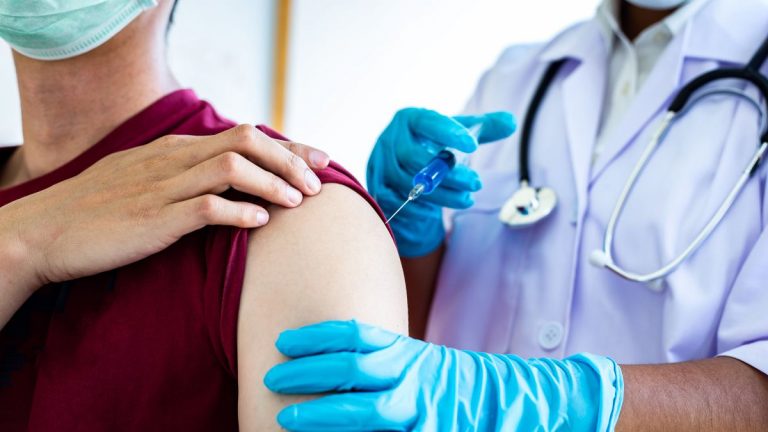 Mexico-inicia-la-Campana-Nacional-de-Vacunacion-Invernal-2025-2026-con-biologicos-actualizados-contra-COVID-19-e-influenza