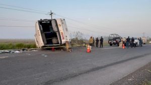 autobus-volcadura-camion-ruta-istmo-bebe-mujer-muertas-lesionados-carretera-Veracruz-Alvardo_2