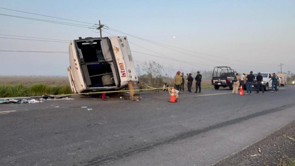autobus-volcadura-camion-ruta-istmo-bebe-mujer-muertas-lesionados-carretera-Veracruz-Alvardo_2