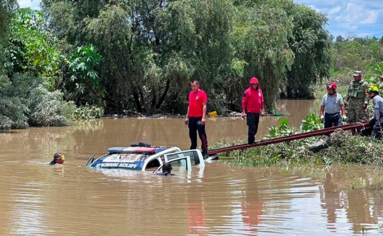patrulla-arrastrada-por-la-corriente-del-rio-atoyac-en-puebla