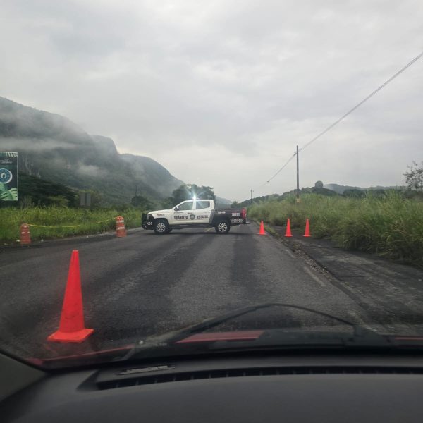 Deslave bloquea tránsito vehicular en carretera Xalapa-Huatusco
