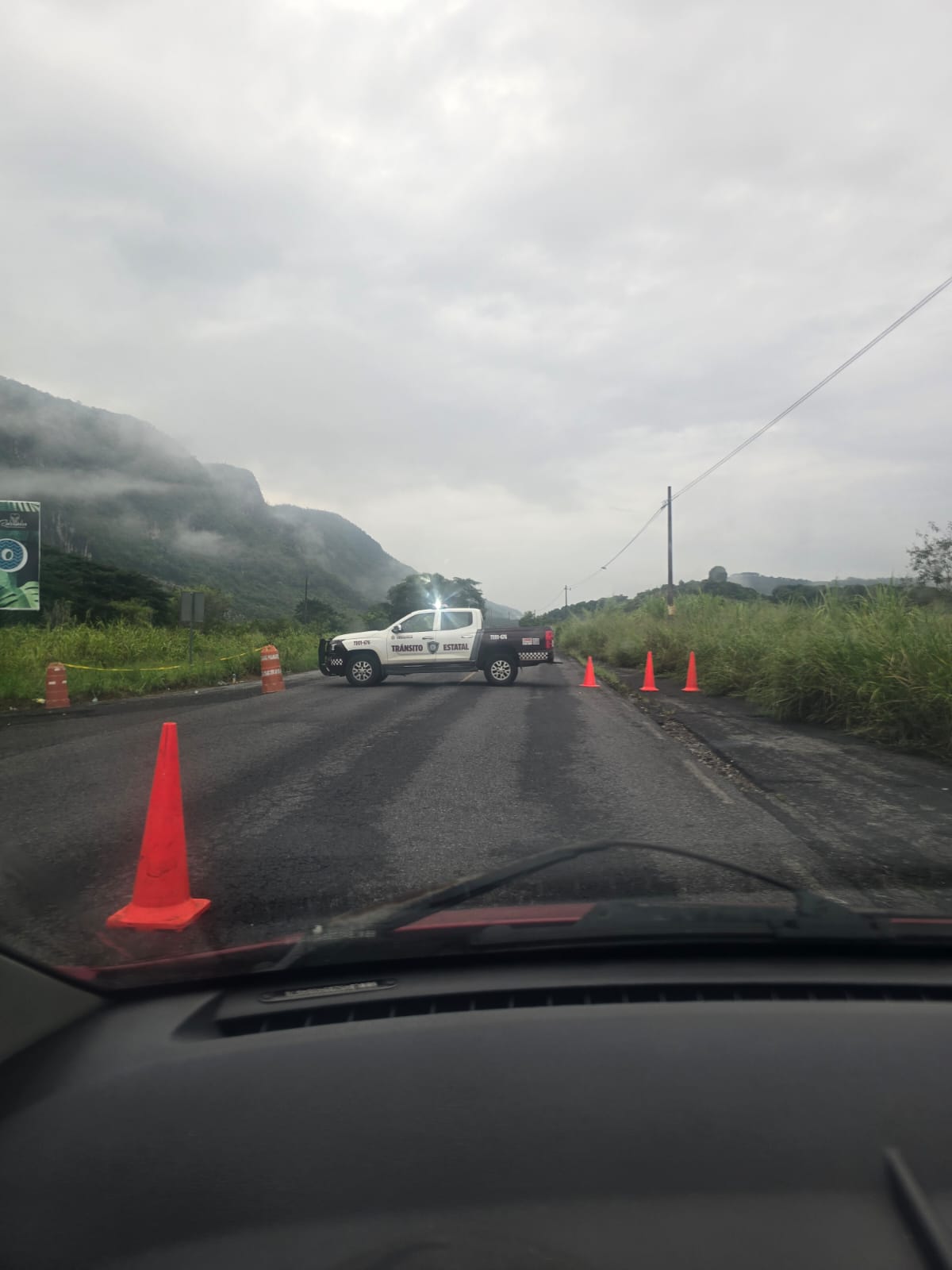 Deslave bloquea tránsito vehicular en carretera Xalapa-Huatusco