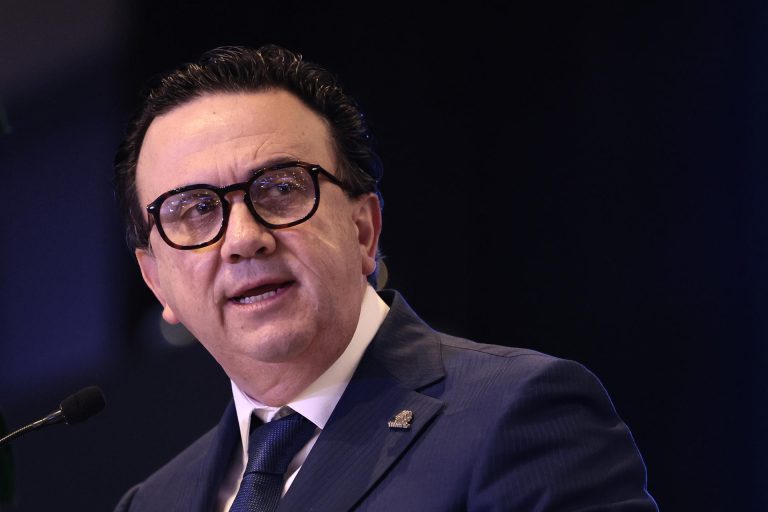 Patronal mexicana pide limitar aumento de salario mínimo ante reducción de jornada laboral